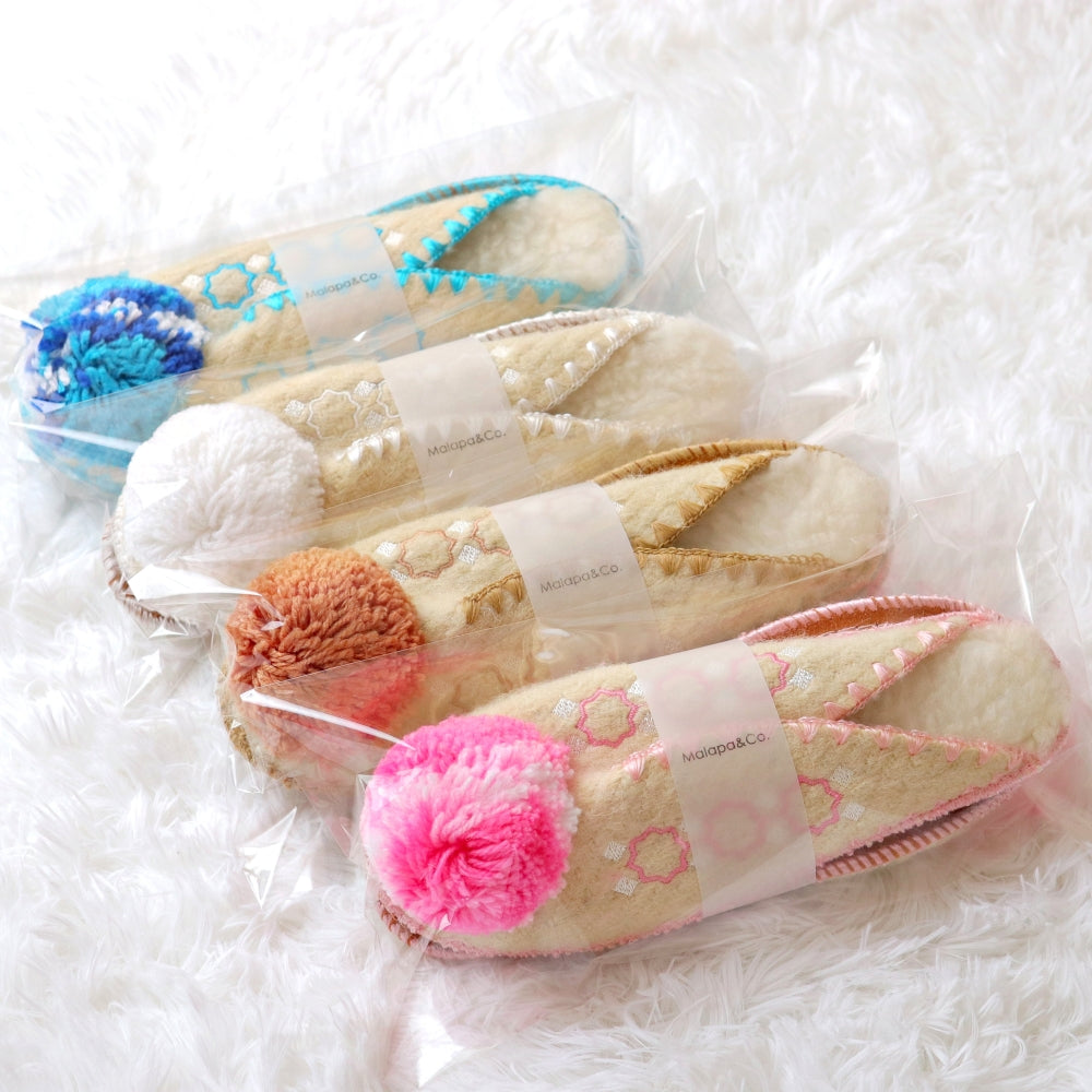 ウール×ボア ポンポンバブーシュ ブルー